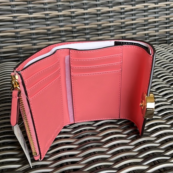 MICHAEL KORS CARMEN MEDIUM LOGO AND FAUX LEATHER WALLET GRAPEFRUIT - Picture 15 of 16